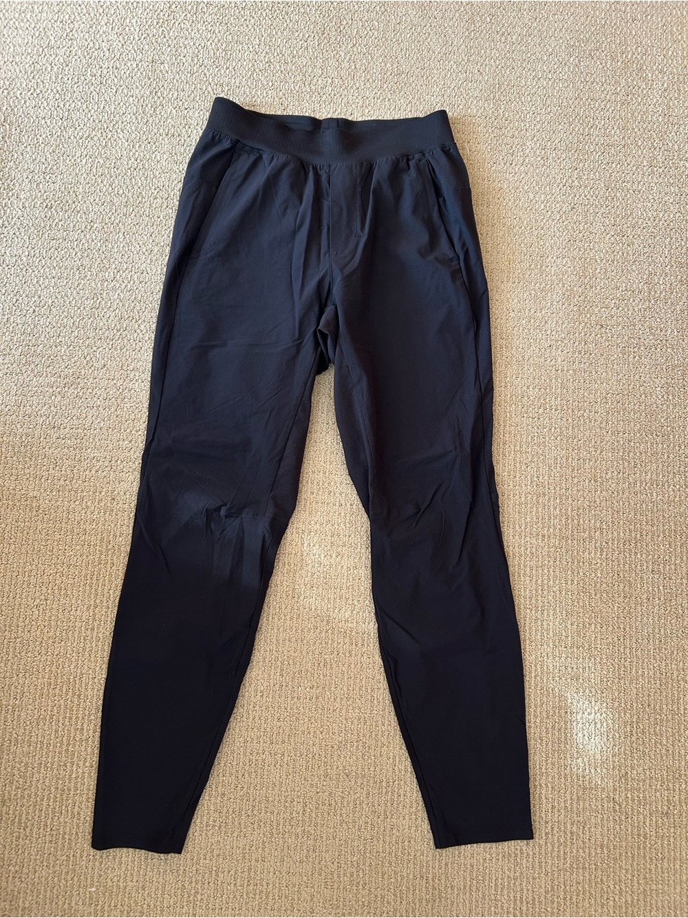 Lululemon men’s pants, lightweight jogger style. Perfect for everyday! Small